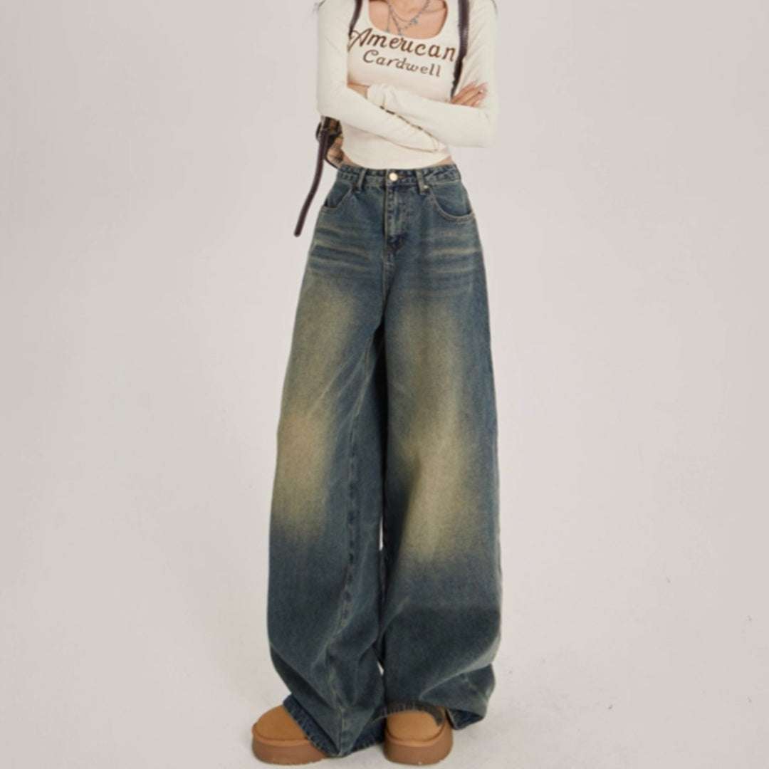 Wide leg high waist denim jeans in nostalgic blue with water-washed coating and zipper closure